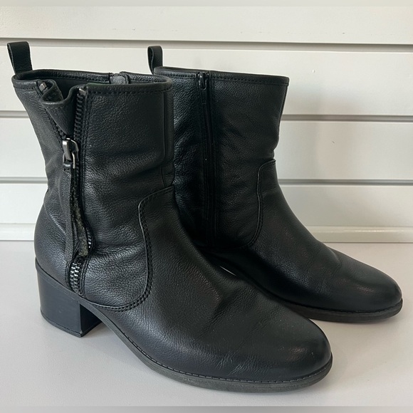 Clarks Nevella Devon Side Zip Ankle Boots Black Leather Bootie Heels Women's 9.5 - Picture 2 of 10